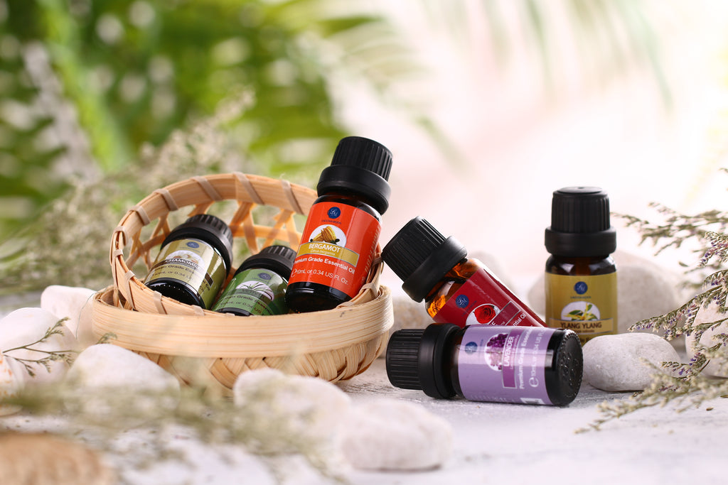 Essential Oils vs. Fragrance Oils, the Truth Guide | LAGUNAMOON